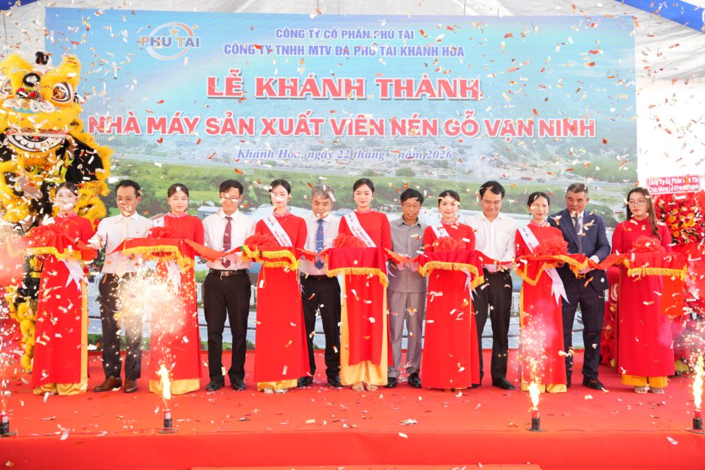 Phu Tai leadership at ribbon-cutting ceremony, Van Ninh wood pellet plant inauguration